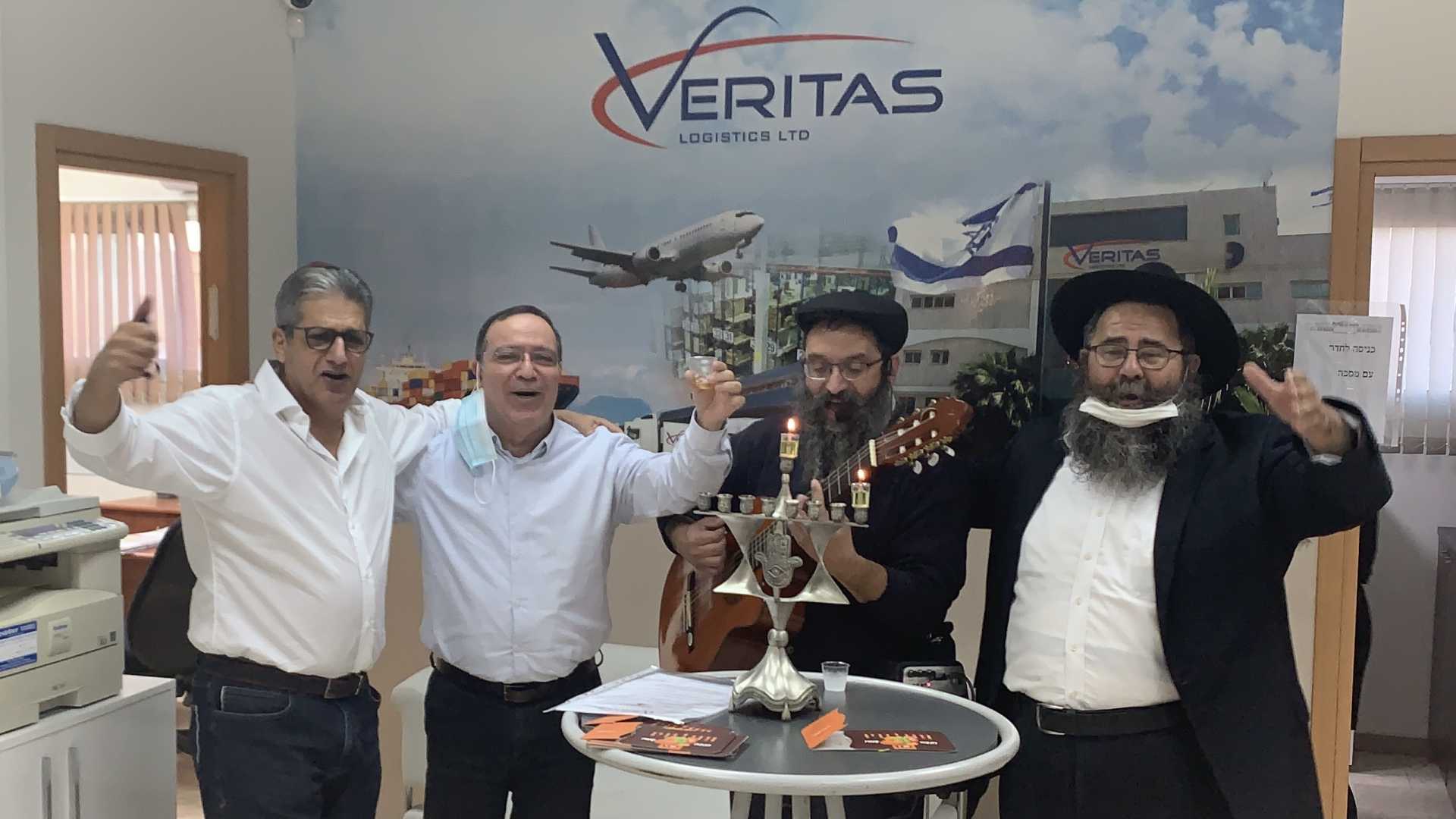 משפחת וריטס מאחלת ללקוחות וספקי החברה חג חנוכה שמח