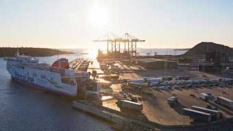 הנמל החדש, שנבנה בהשקעה של 460 מיליון דולר, כולל מסוף מכולות חדיש ומסוף גלנוע. הנמל ממוקם 50 ק״מ דרומית לשטוקהולם ומשתרע על שטח של 440 אלף מ״ר