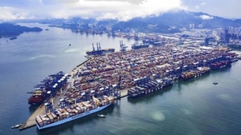 במחוז גואנגדונג, מוקד ייצור וייצוא מרכזי בדרום סין, דווח על למעלה מ-150 מקרים של נגיף קורונה. יותר מ-50 אניות מכולה ממתינות לעגינה בדלתא של נהר הפנינה, שם ממוקמים הנמלים
