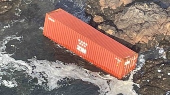 דיווחים: האנייה ZIM KINGSTON איבדה למעלה מ-100 מכולות בים