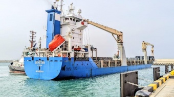 אניית מטען כללי שנייה פורקת מטען בנמל המפרץ