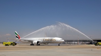 במהלך טיסת הבכורה לישראל חשפה Emirates את מטוס ה-Boeing Game Changer 777 החדיש שלה. לטיסת הבכורה הצטרפה משלחת של בכירים בהם שר הכלכלה של איחוד האמירויות. הטיסה הראשונה התקבלה על ידי שרת התחבורה מרב מיכאלי