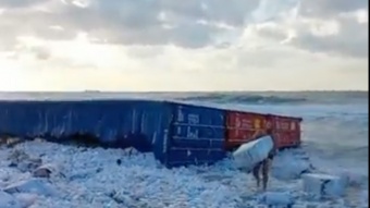 תשע מכולות נפלו מאנייה שלשום בלילה עקב מזג האוויר הסוער מול חופי אשדוד. בשעות הצהריים הגיעו דיווחים כי חלק מהמכולות נסחפו לחופי אשקלון. אמש נכנסה האנייה לנמל אשדוד