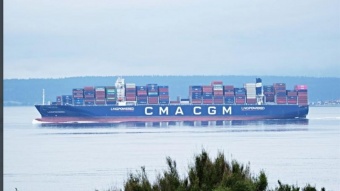 לפי הדיווחים, אניית המכולות CMA CGM הותקפה בפצצה שהוטלה ממל״ט מסוג שאהד-136 מתוצרת איראן שנמצא בשימוש על ידי הרוסים במסגרת מלחמתם באוקראינה. האנייה הותקפה תוך שהיא מפליגה בים עומאן כשהיא במים בינלאומיים