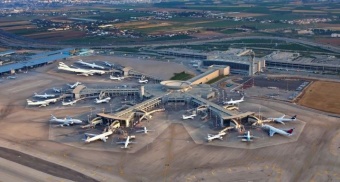 דובר הזרוע הצבאית של החות׳ים, איים להטיל את הסגר האווירי על ישראל עקב החלטת הממשלה להרחיב את הפעילות הצבאית ברצועת עזה. טיל שנורה מתימן אתמול בבוקר הצליח לחדור את מערכות ההגנה האוויריות של ישראל ונפל בסמוך לנתב״ג