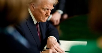 למרות עמידות מפתיעה של הסחר העולמי ב-2025, מכסי ארה״ב, שינויי נתיבי שיט והסכמי סחר עומדים להציב אתגרים כבדים ליציבות ולצמיחה בשנת 2026