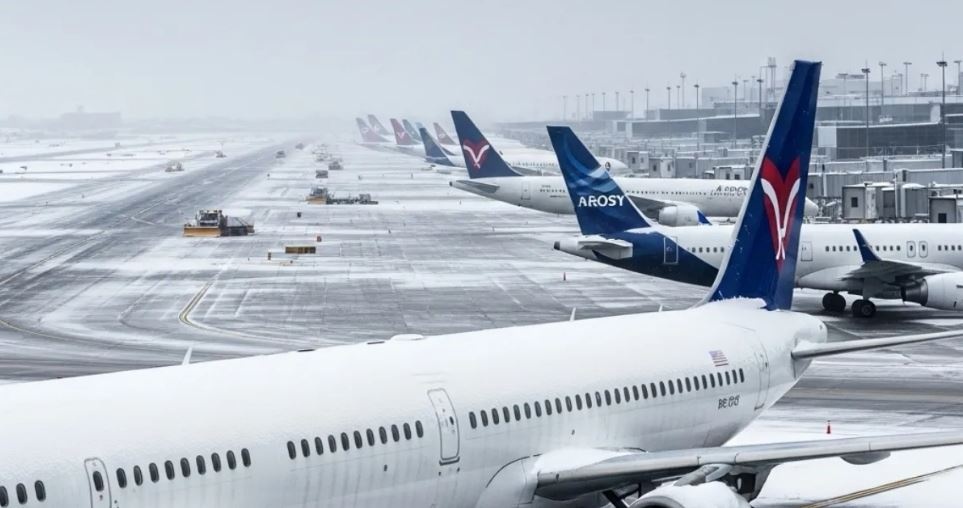 כאוס באוויר: סערת "Fern" משתקת את ארה"ב; ביטולים בישראל עקב המתיחות הביטחונית