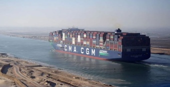 התקיפות בין ישראל, ארה״ב ואיראן מעלות את רמת הסיכון במצר הורמוז ומובילות לסגירת נמלים מרכזיים והטלת היטלי חירום. ענקיות הספנות עוצרות שירותים באזור המפרץ הפרסי ומסיטות אניות למסלולים עוקפים